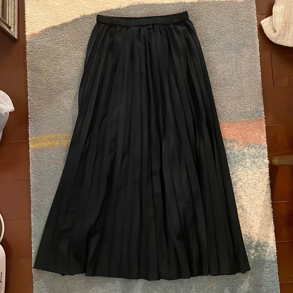 UNIQLO Pleated A-lined Skirt with Elastic Waistband in Navy